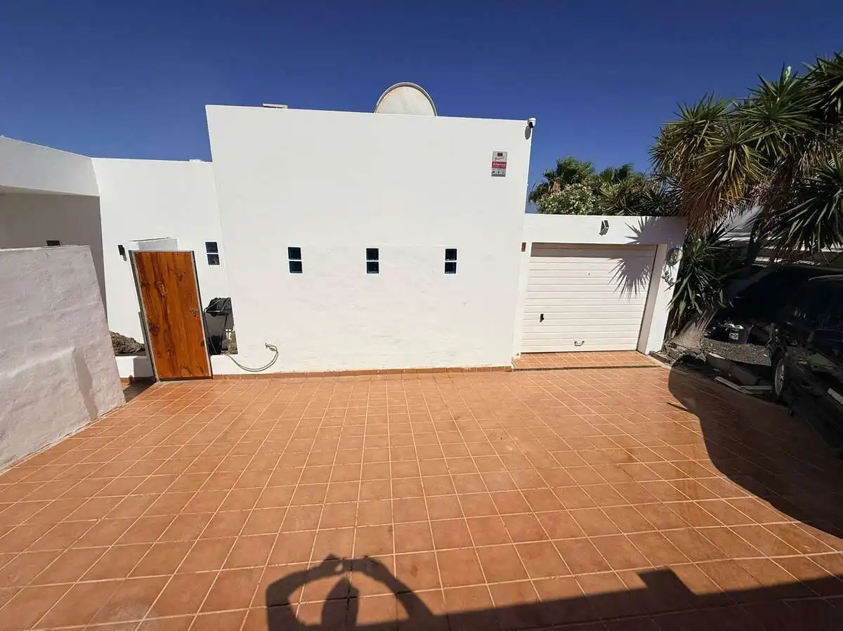 Vista exterior de Casa o chalet en venta en Yaiza con Aire acondicionado, Jardín privado y Piscina