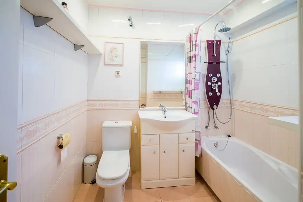Baño de Casa adosada en venta en Castell d'Aro, Platja d'Aro i s'Agaró con Aire acondicionado, Calefacción y Jardín privado