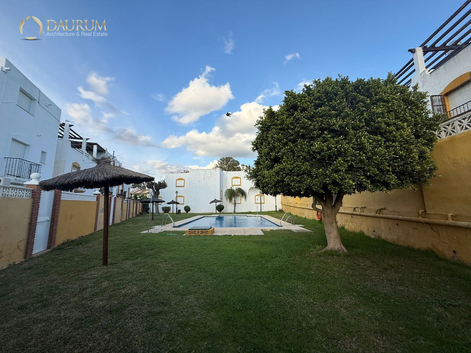 Piscina de Casa adosada en venta en Marbella con Aire acondicionado, Calefacción y Terraza