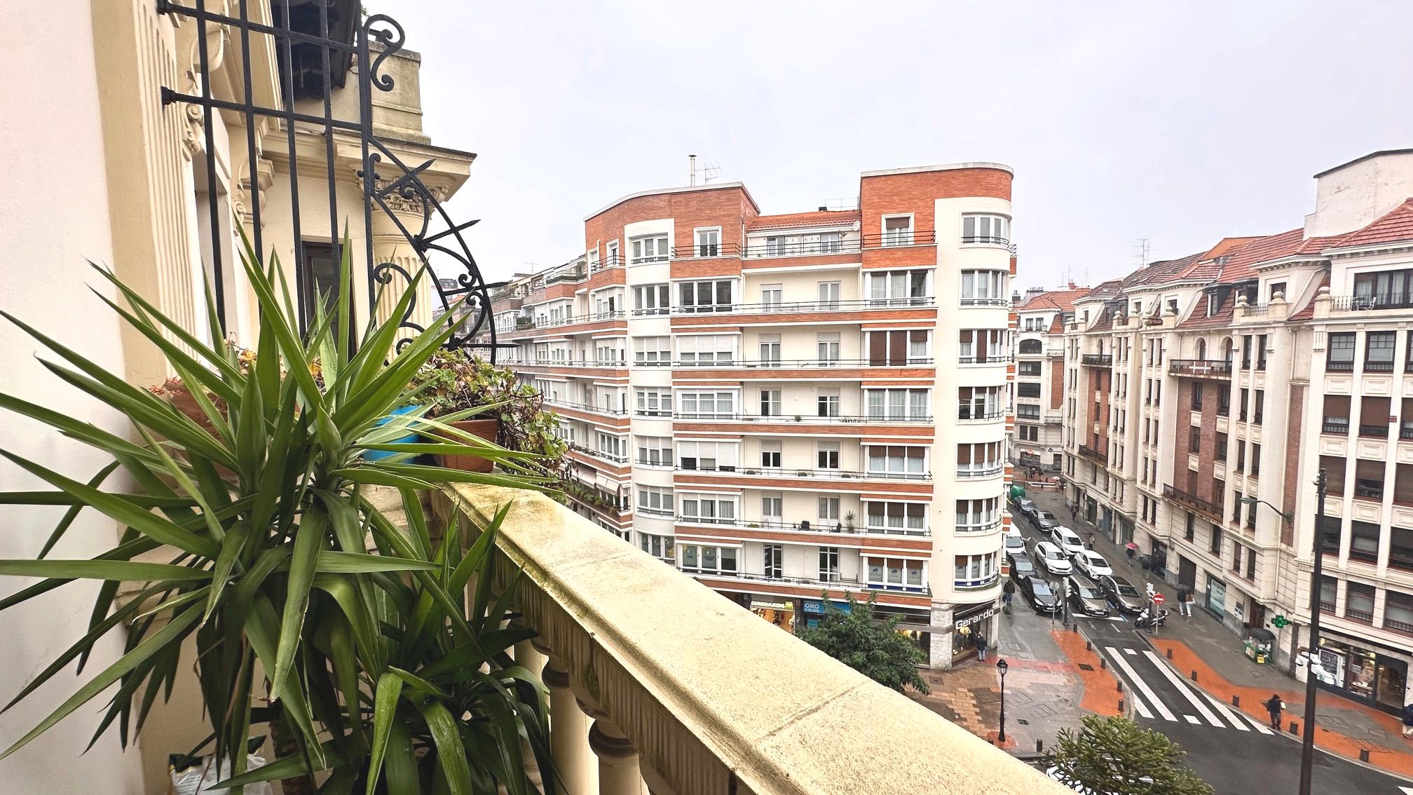 Vista exterior de Pis en venda en Bilbao  amb Calefacció, Moblat i Balcó