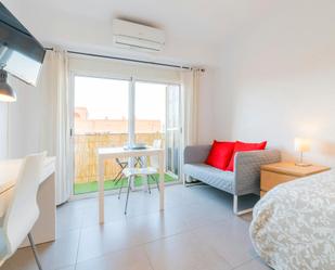 Bedroom of Flat to share in  Valencia Capital  with Washing machine, TV and Internet