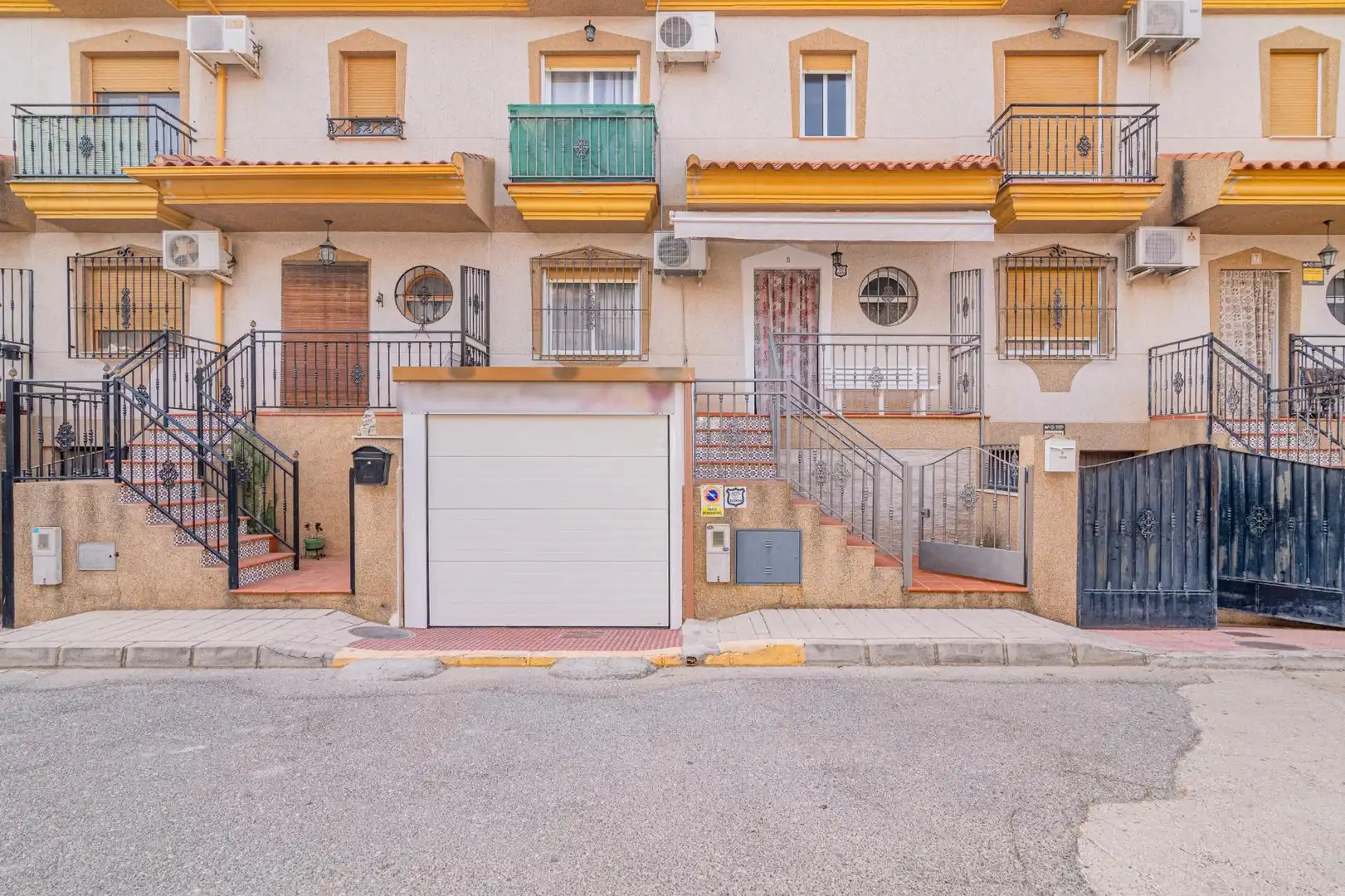 Vista exterior de Casa adosada en venda en Cijuela amb Aire condicionat, Calefacció i Jardí privat