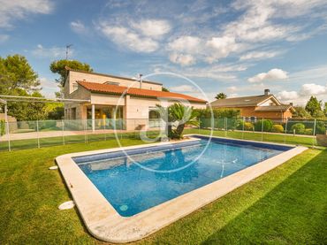 Casa con piscina en venta en Carrer Mercè Rodoreda