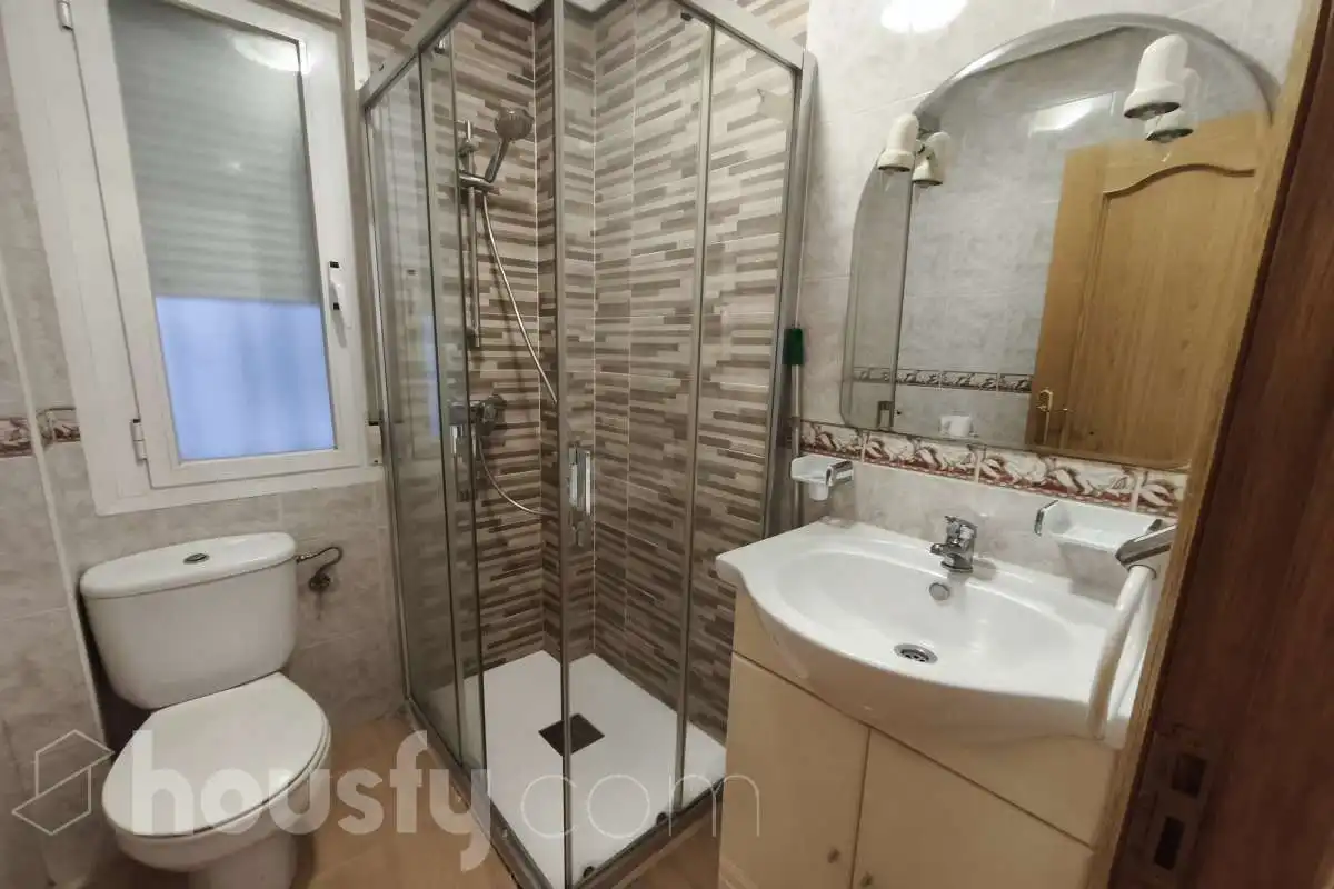 Baño de Piso de alquiler en Madrid con Calefacción y Amueblado