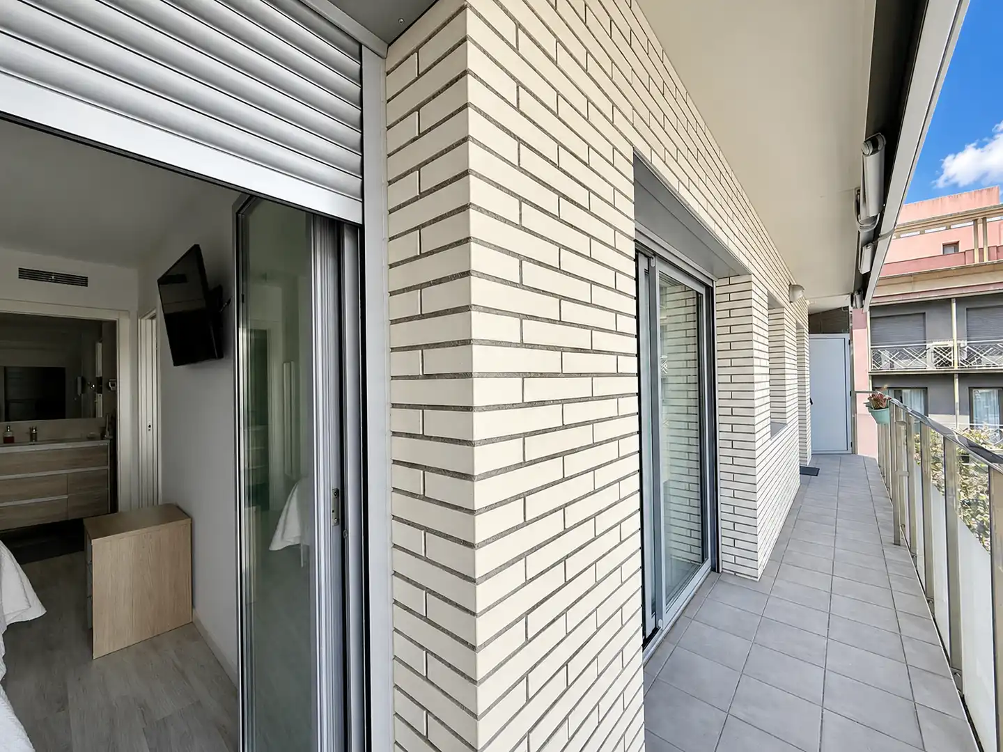 Vista exterior de Dúplex en venta en Cornellà de Llobregat con Terraza, Trastero y Balcón