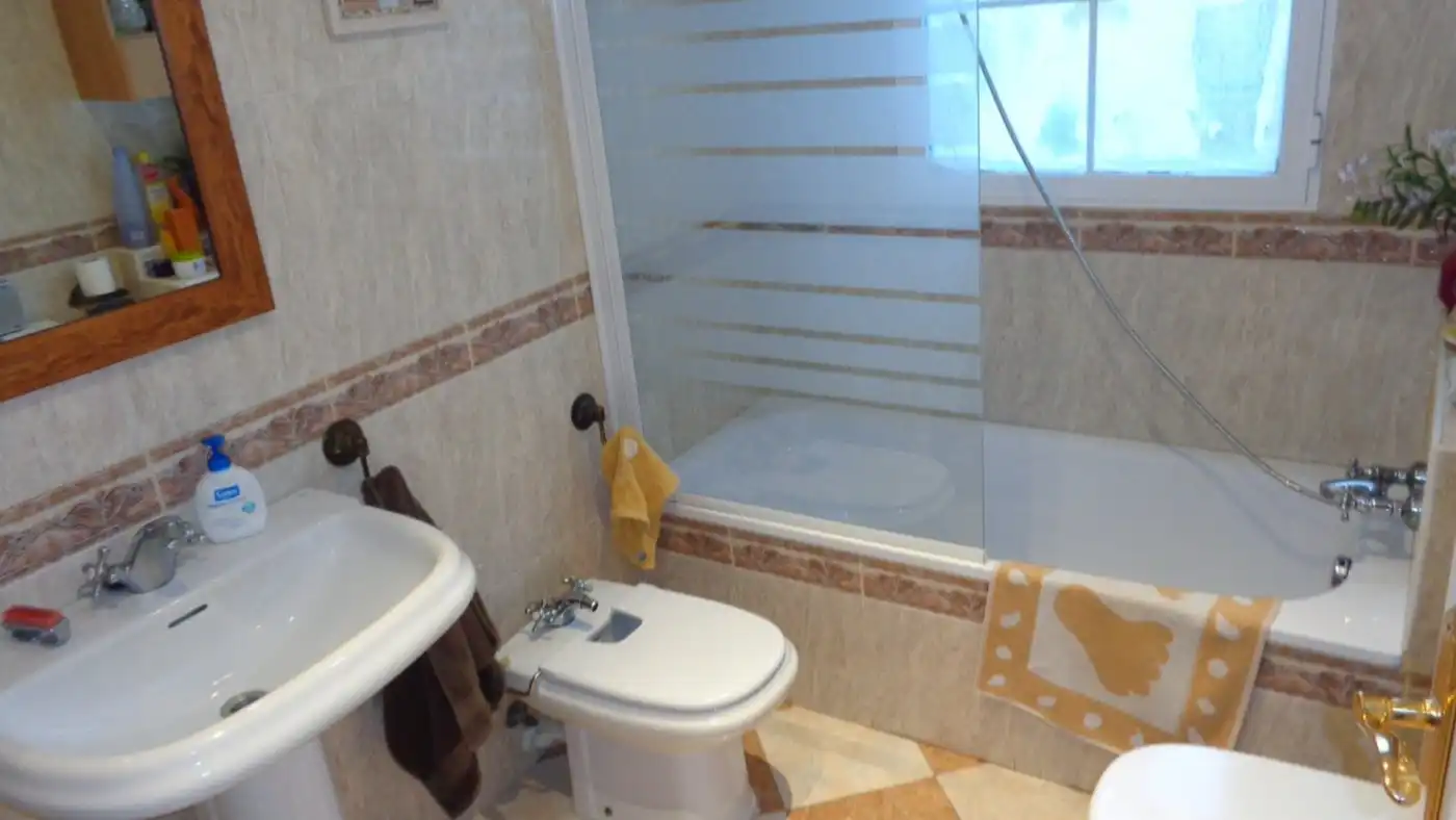 Baño de Casa o chalet en venta en Petrer con Aire acondicionado, Calefacción y Jardín privado