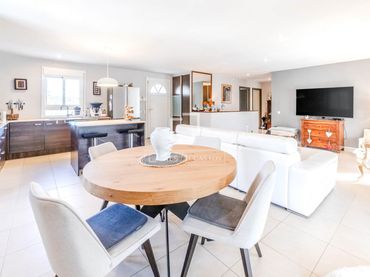 Detached house with pool for sale in Olivella