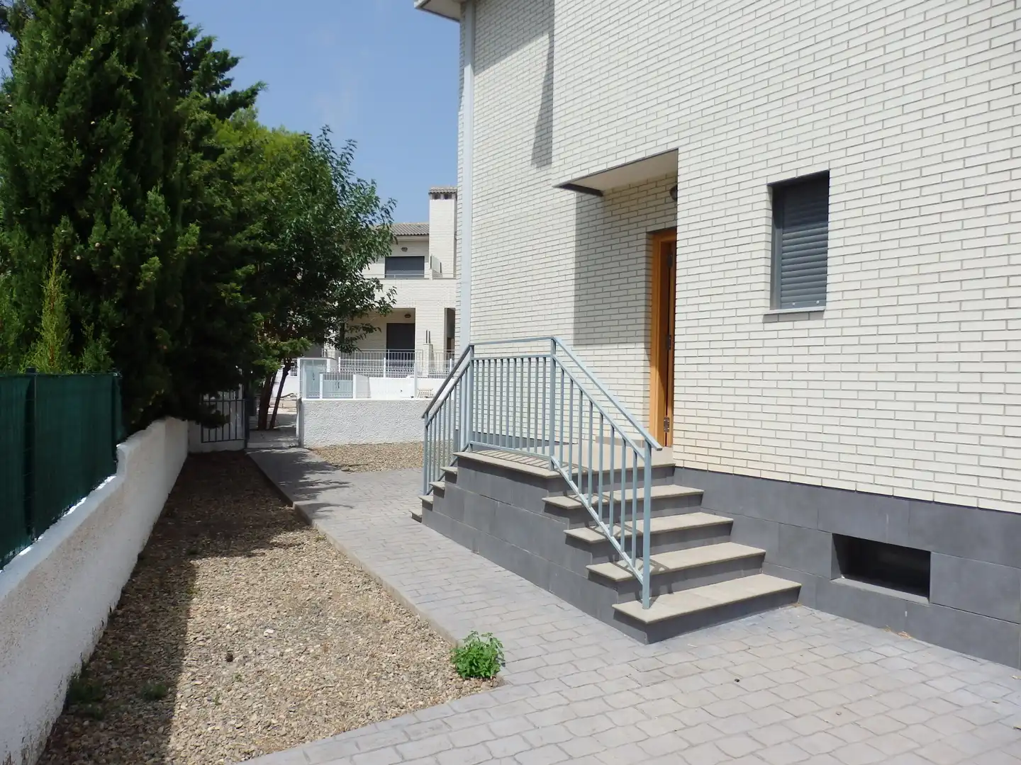 Außenansicht von Einfamilien-Reihenhaus zum Verkauf in Mont-roig del Camp mit Klimaanlage, Privatgarten und Terrasse
