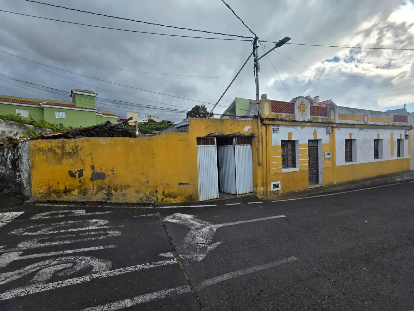 Vista exterior de Casa o xalet en venda en El Tanque amb Jardí privat i Moblat