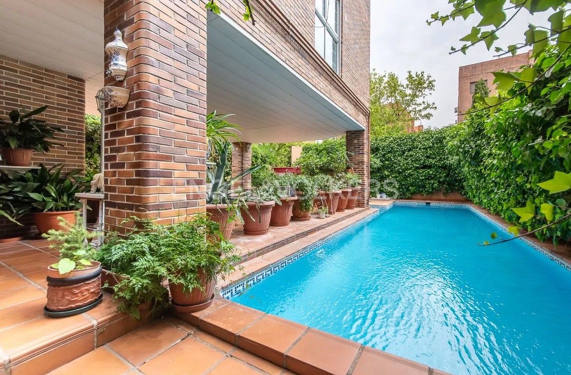 Piscina de Casa o xalet en venda en  Madrid Capital amb Aire condicionat, Calefacció i Jardí privat