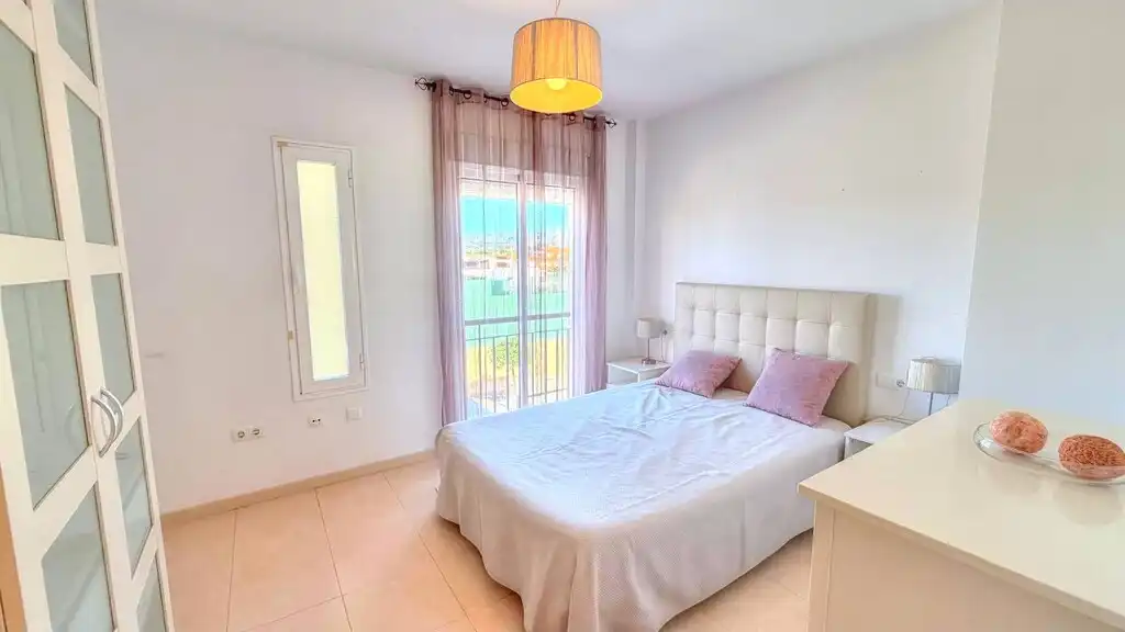 Habitación de Casa adosada de alquiler en Vélez-Málaga con Aire acondicionado, Terraza y Piscina