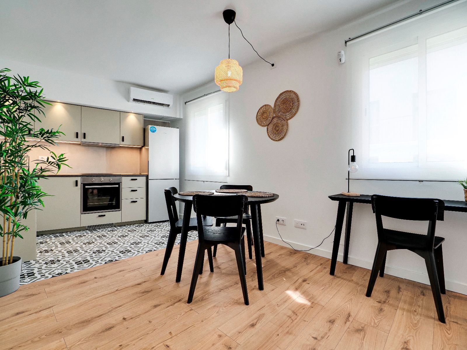 Kitchen of Flat to rent in L'Hospitalet de Llobregat  with Air Conditioner, Heating and Furnished