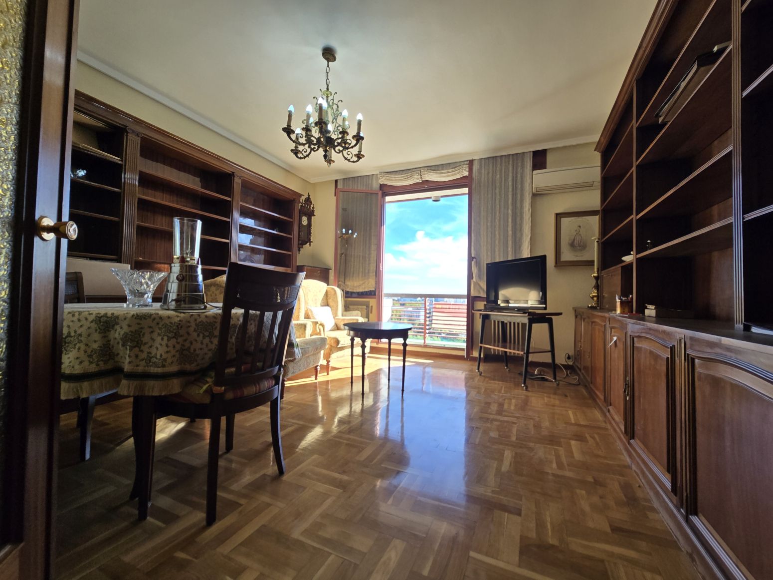 Living room of Flat for sale in  Logroño  with Air Conditioner, Heating and Parquet flooring