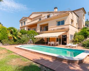 Vista exterior de Casa o xalet de lloguer en Premià de Dalt amb Aire condicionat, Calefacció i Jardí privat
