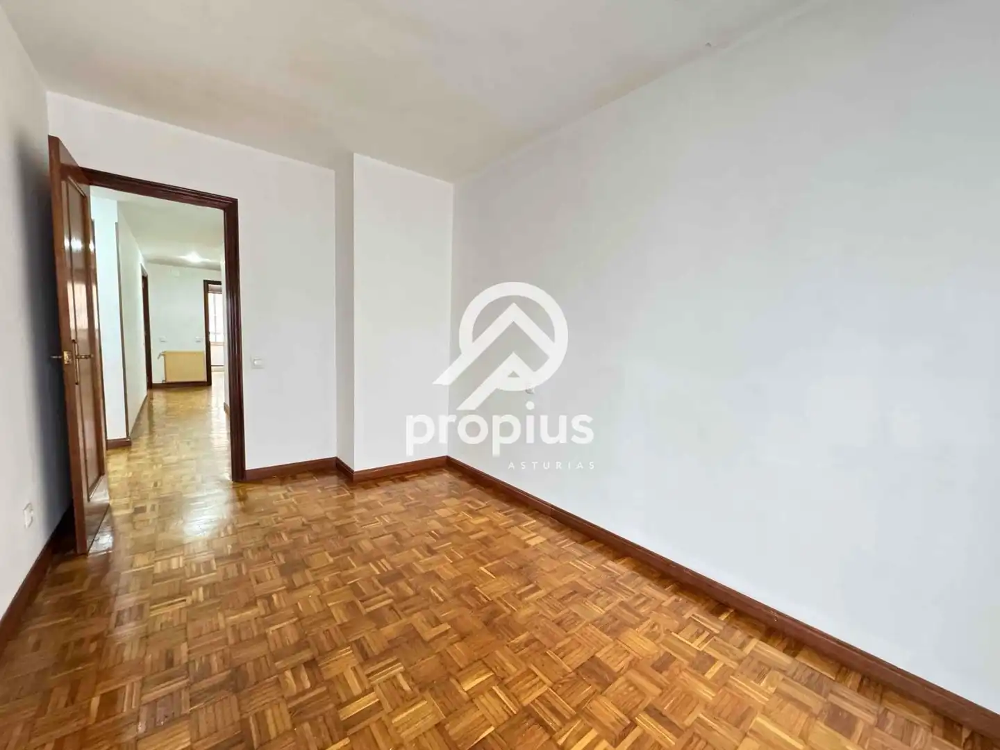 Habitación de Piso en venta en Oviedo  con Calefacción, Parquet y Terraza