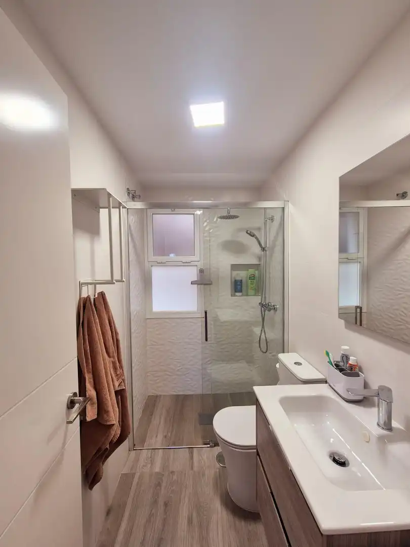 Badezimmer von Erdgeschoss zur Miete in Algeciras