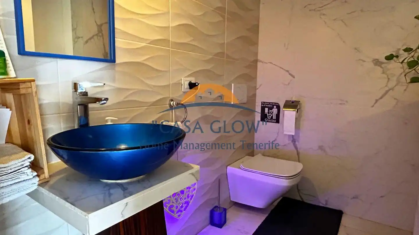 Badezimmer von Einfamilien-Reihenhaus zum Verkauf in Guía de Isora mit Klimaanlage, Heizung und Terrasse