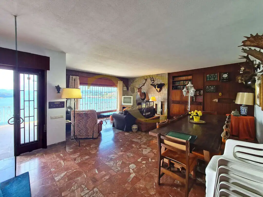 Sala d'estar de Casa o xalet en venda en Castropol amb Calefacció, Jardí privat i Terrassa