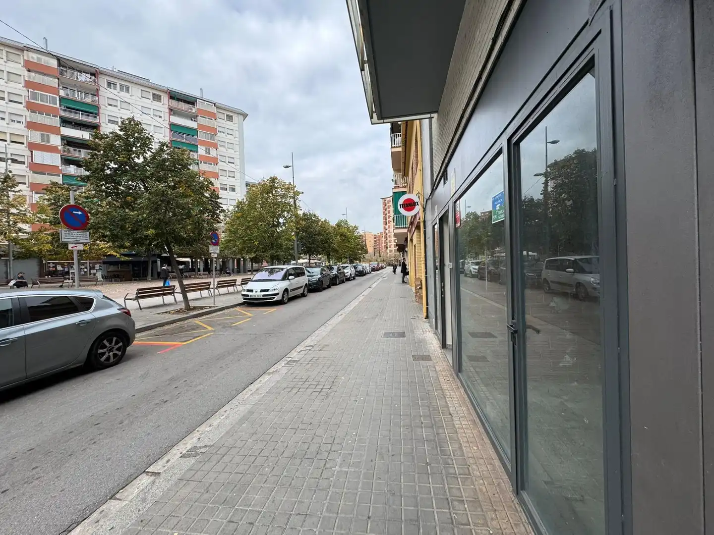Vista exterior de Local en venta en Cerdanyola del Vallès