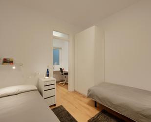 Dormitori de Apartament per a compartir en  Barcelona Capital amb Moblat, Forn i Rentadora