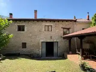 Vista exterior de Casa adosada en venda en Valle de Sedano amb Jardí privat, Traster i Moblat