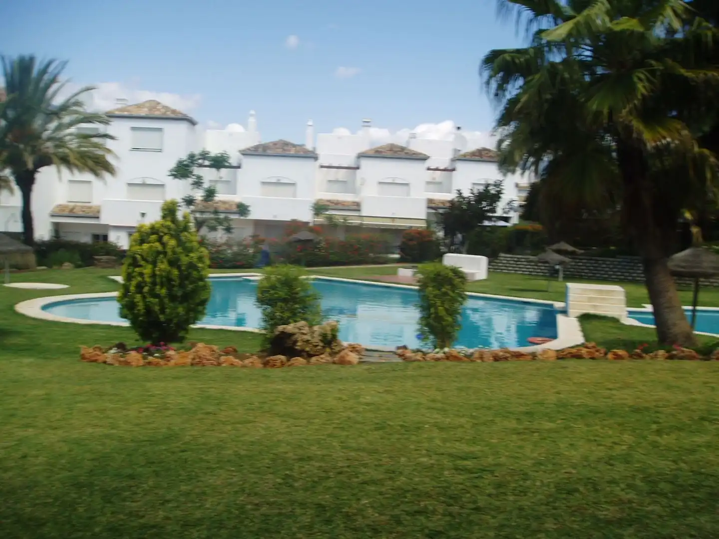 Jardí de Casa adosada en venda en Estepona amb Aire condicionat, Terrassa i TV