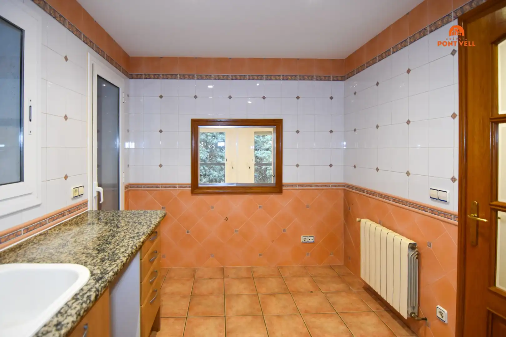 Cocina de Piso en venta en La Bisbal d'Empordà con Calefacción, Terraza y Balcón
