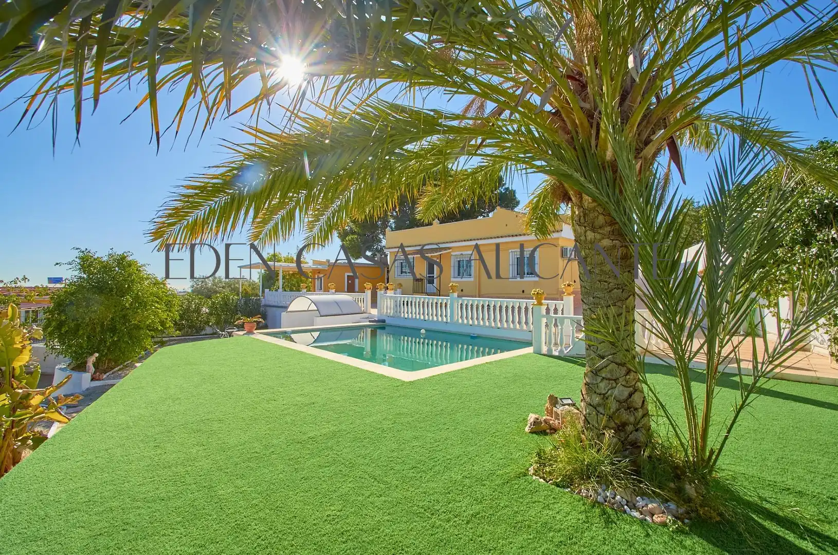 Vista exterior de Casa o xalet en venda en Alicante / Alacant amb Aire condicionat, Jardí privat i Terrassa