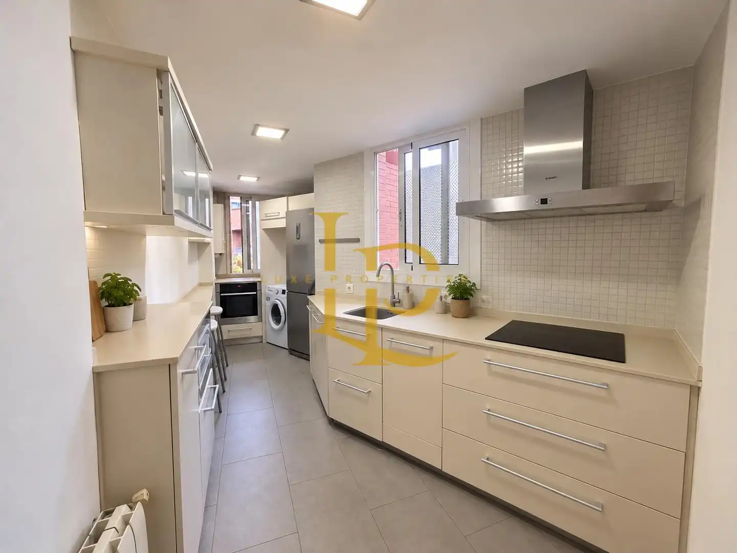 Kitchen of Flat for sale in Cerdanyola del Vallès  with Air Conditioner, Heating and Oven