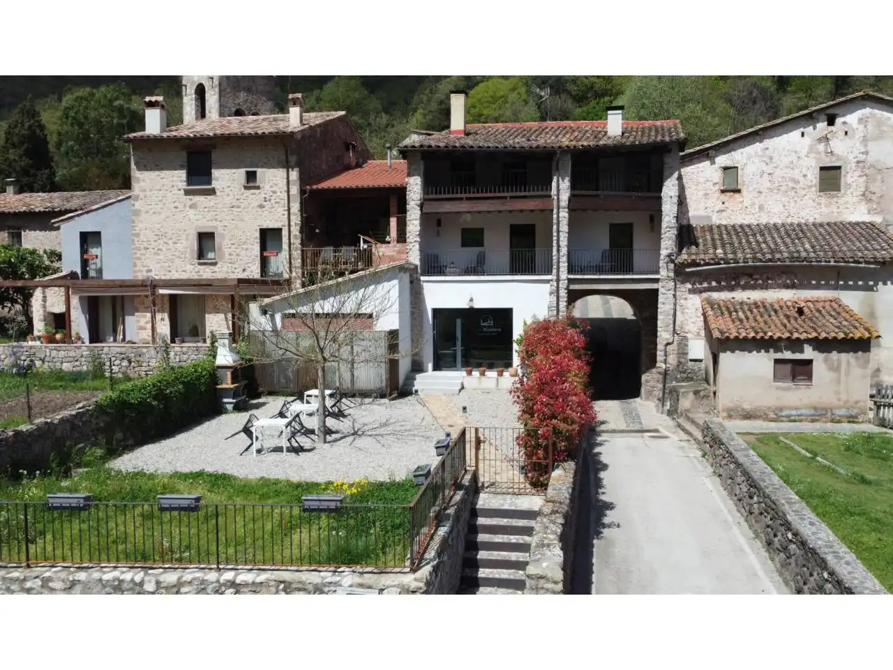Vista exterior de Casa o xalet en venda en La Vall d'en Bas amb Aire condicionat, Calefacció i Jardí privat