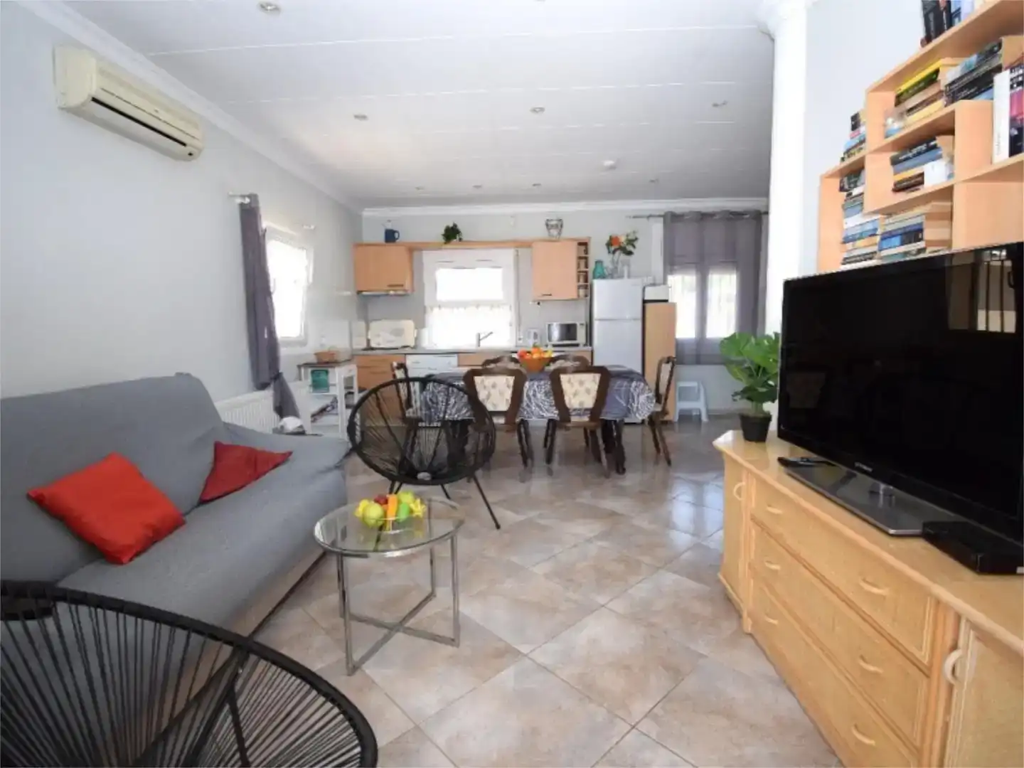 Sala d'estar de Casa o xalet en venda en Empuriabrava amb Aire condicionat, Piscina i Balcó