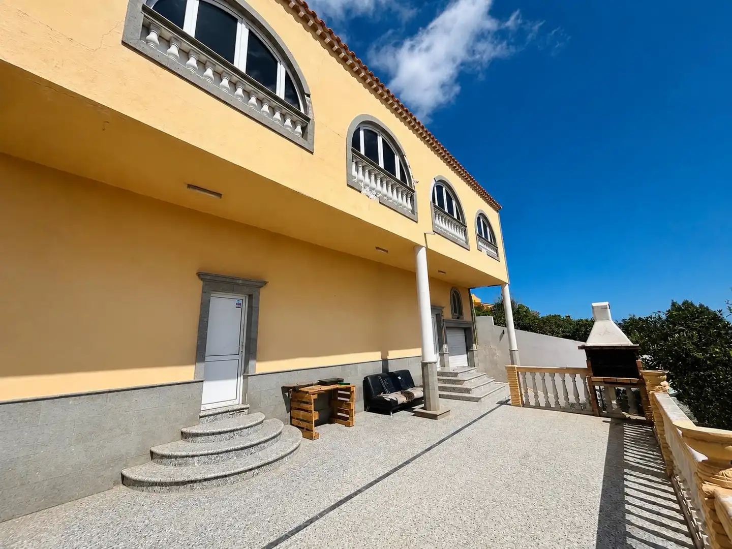 Vista exterior de Casa o xalet en venda en San Bartolomé de Tirajana amb Aire condicionat, Jardí privat i Terrassa