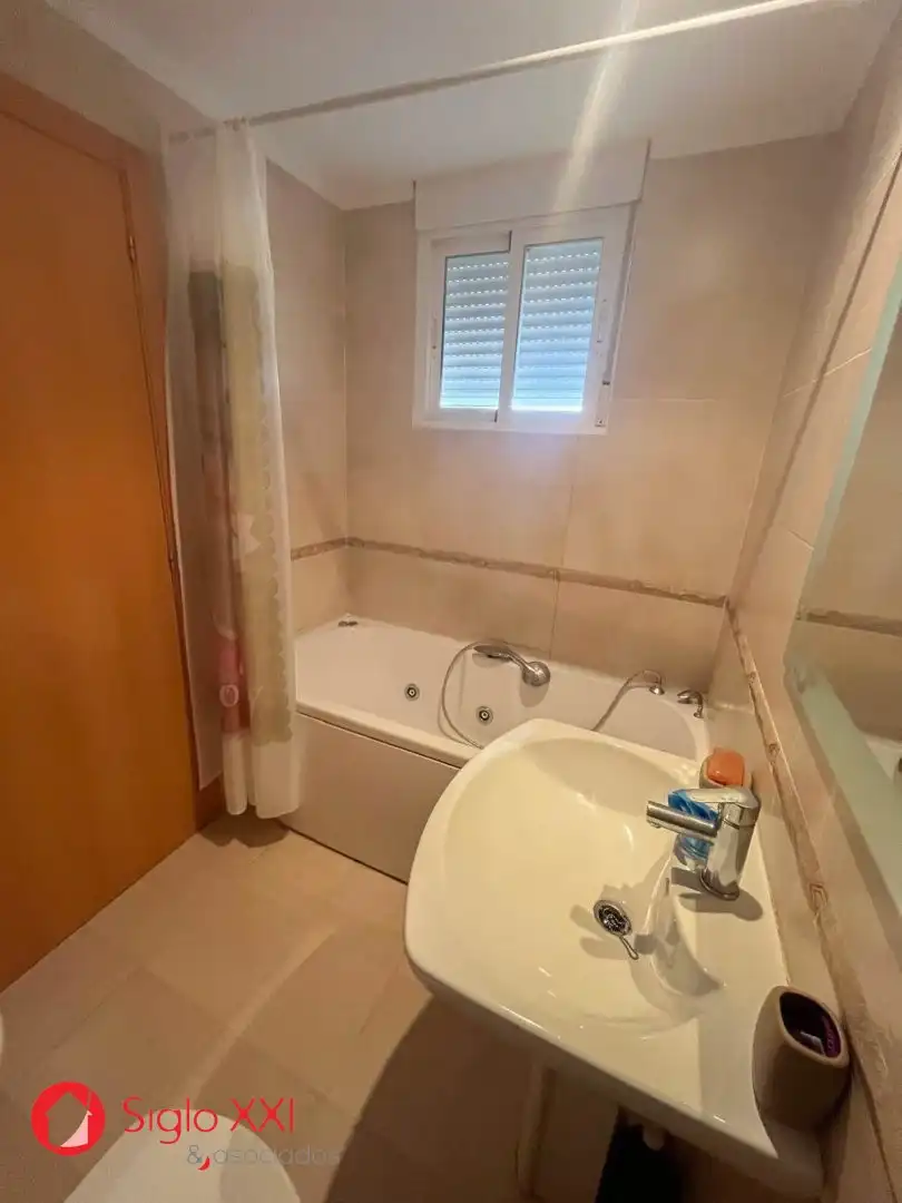 Badezimmer von Einfamilien-Reihenhaus zum Verkauf in Almazora / Almassora mit Klimaanlage, Heizung und Terrasse