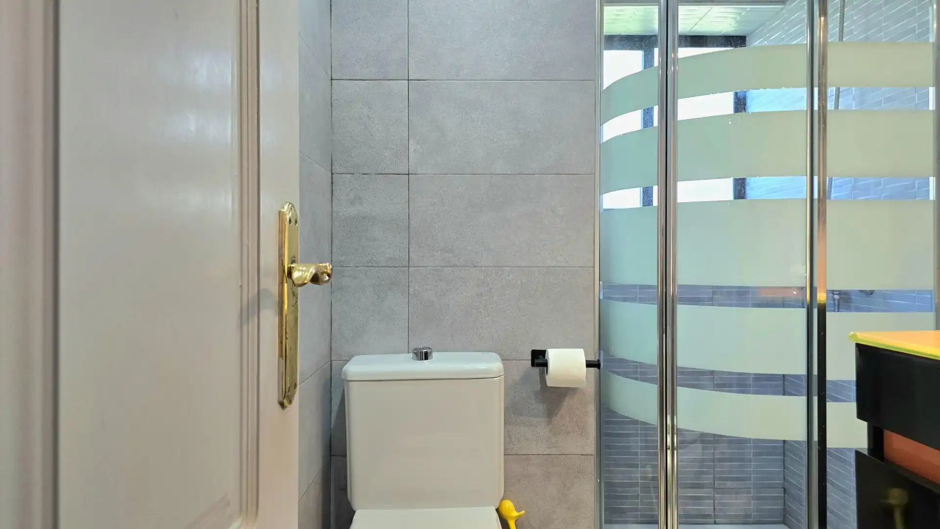 Badezimmer von Wohnungen zum Verkauf in Torremolinos mit Privatgarten, Möbliert und Gemeinschaftspool