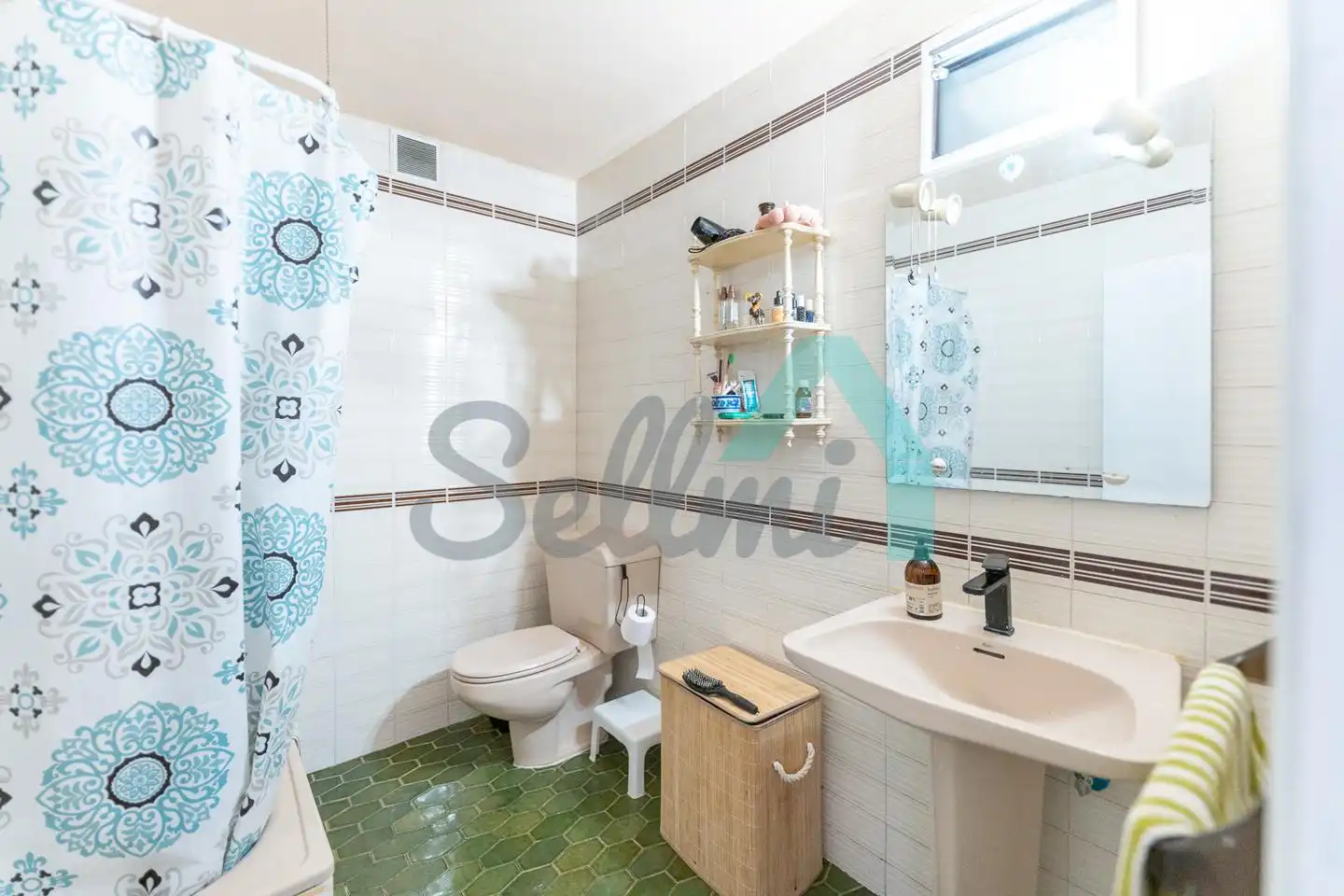 Baño de Piso de alquiler en Oviedo  con Calefacción, Parquet y Amueblado