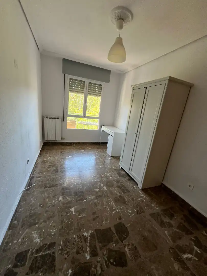 Schlafzimmer von Wohnung zur Miete in Zaragoza mit Heizung, Ofen und Waschmaschine