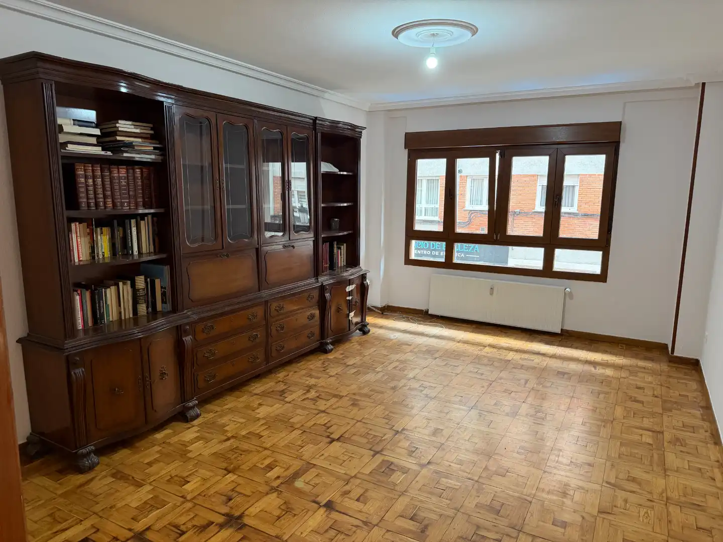 Sala d'estar de Pis en venda en Oviedo  amb Calefacció, Parquet i Terrassa