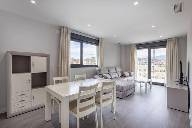 Piso en Alquiler en Calle Calle Santiago Rusiñol en Rosaleda - Juventud