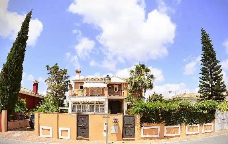 Vista exterior de Casa o xalet en venda en Alhaurín de la Torre amb Aire condicionat, Calefacció i Jardí privat