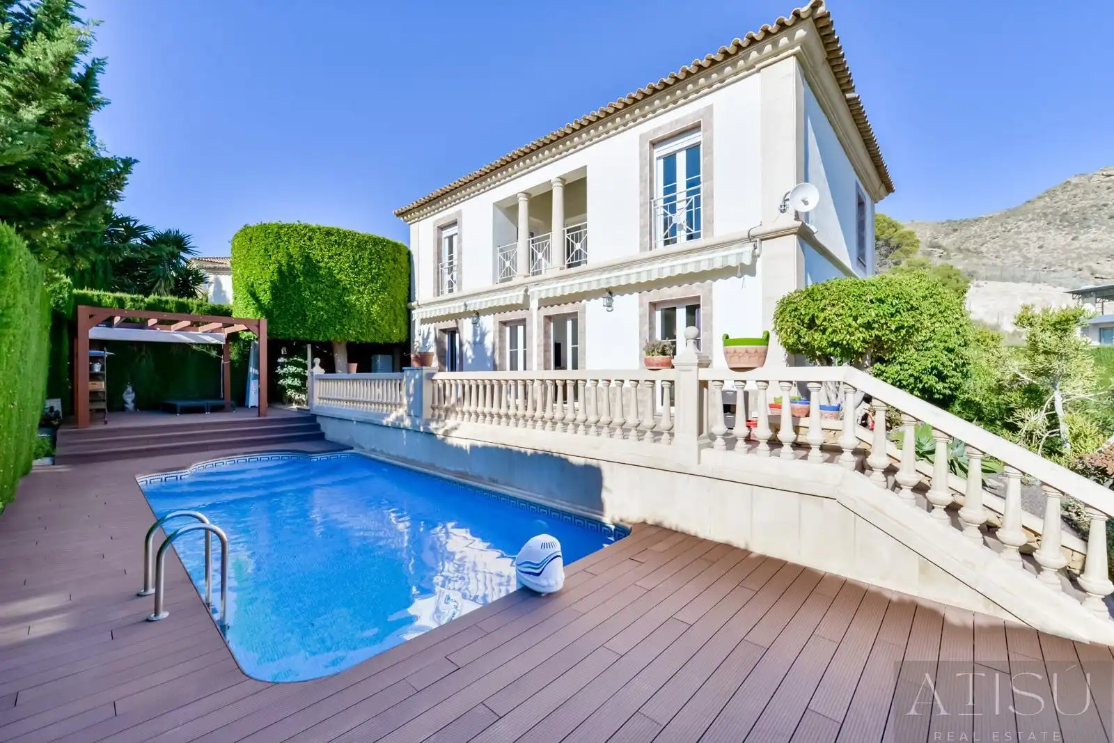 Villa con piscina in vendita a Golf Bahia