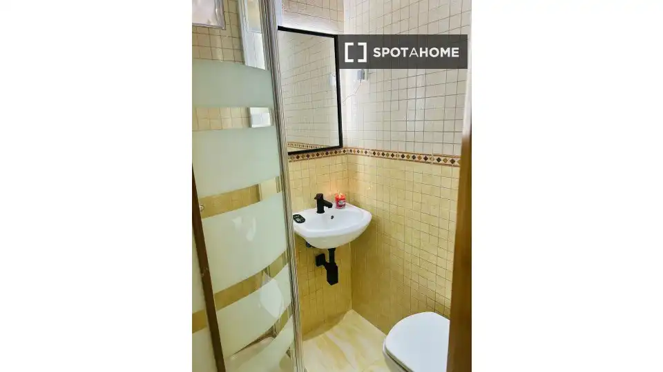 Baño de Piso de alquiler en Madrid con Aire acondicionado, Calefacción y Amueblado
