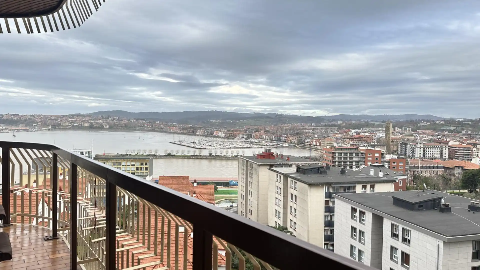 Vista exterior de Piso en venta en Santurtzi  con Terraza y Trastero