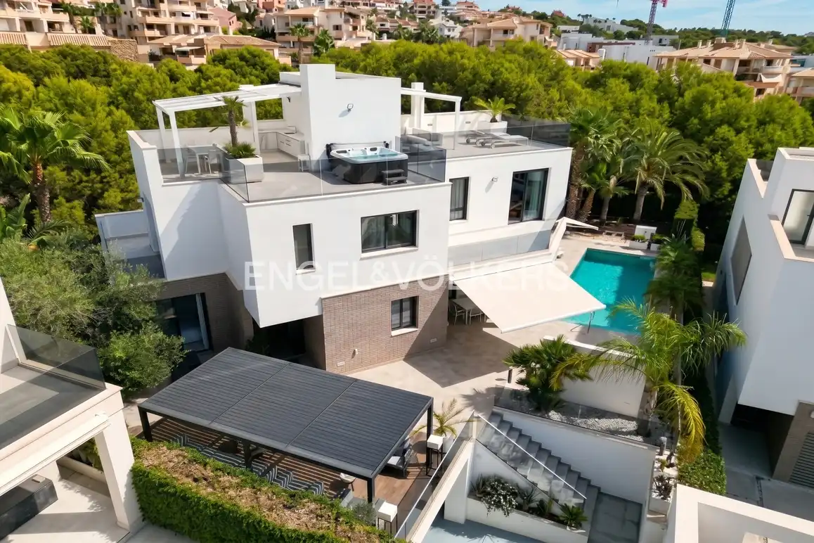 Detached house with pool for sale in Calle Copenhague