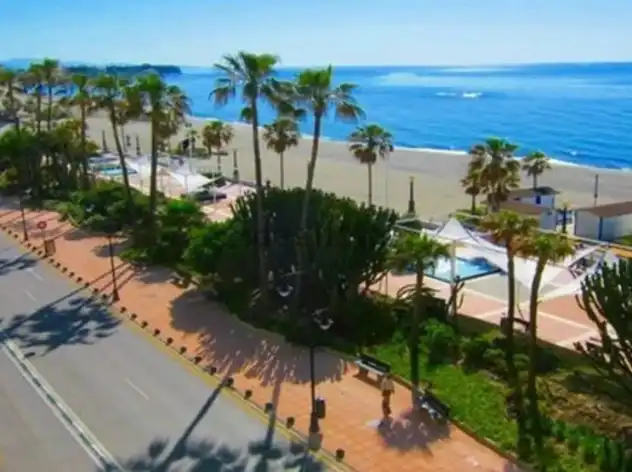 Vista exterior de Estudio de alquiler en Estepona con Aire acondicionado, Calefacción y Jardín privado