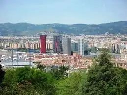 Vista exterior de Dúplex en venda en L'Hospitalet de Llobregat amb Calefacció, Terrassa i Piscina comunitària