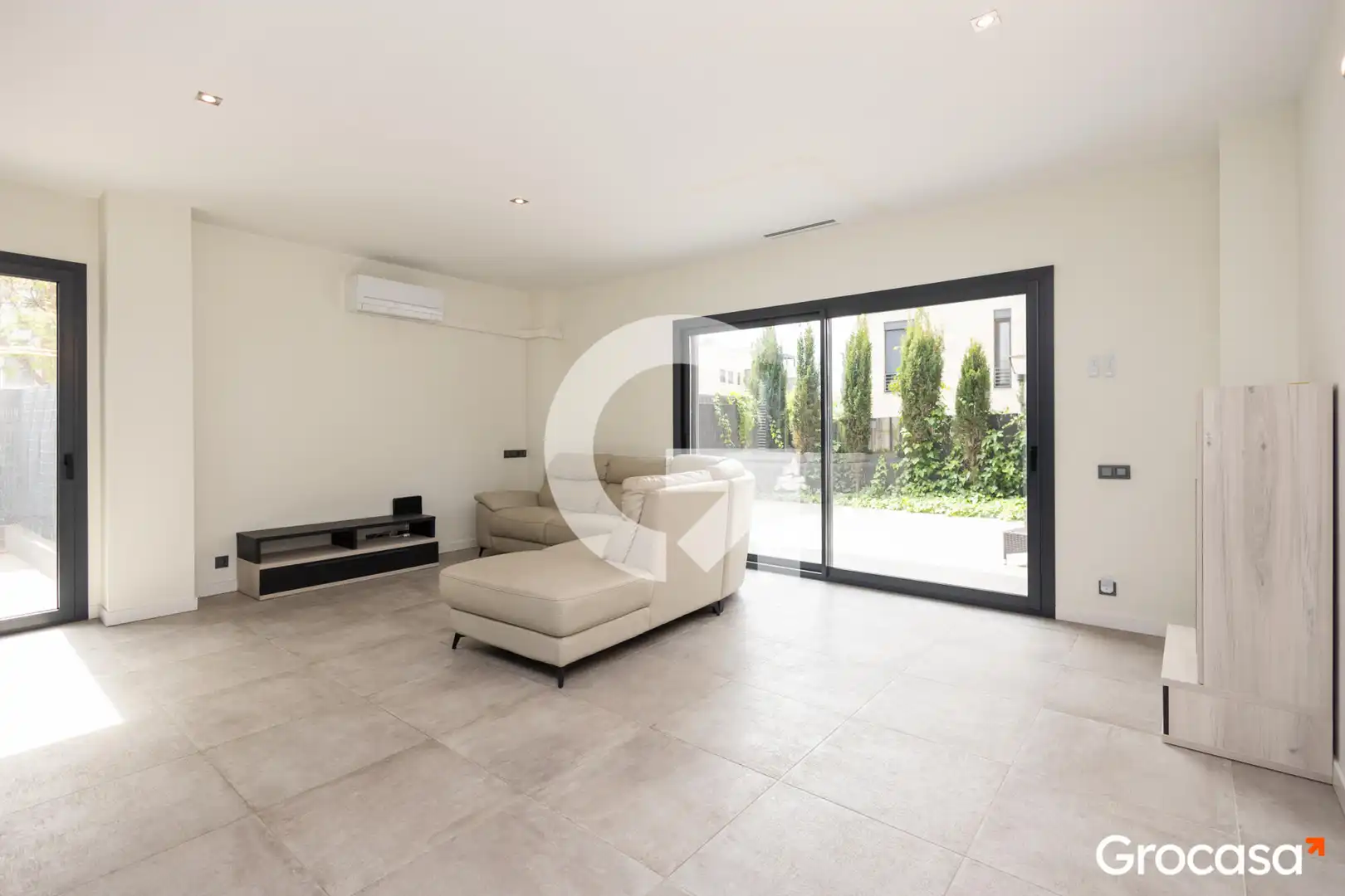 Sala de estar de Casa adosada en venta en Sant Boi de Llobregat con Aire acondicionado, Calefacción y Jardín privado