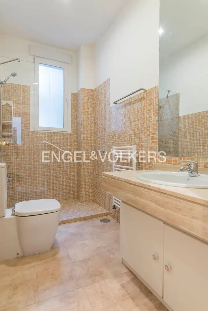 Badezimmer von Wohnung zur Miete in Madrid mit Klimaanlage, Heizung und Parkett