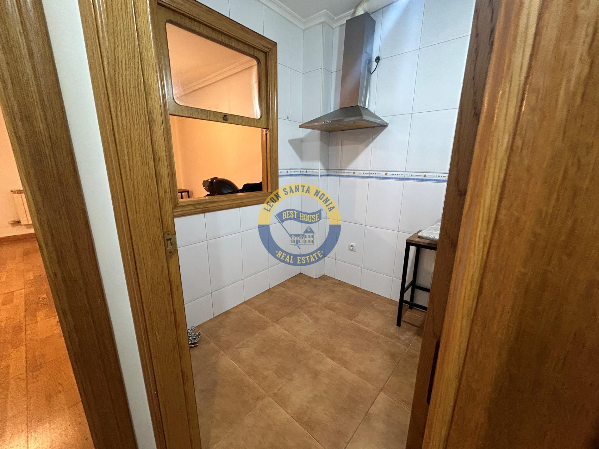 Apartament en venda en León Capital  amb Calefacció, Parquet i Traster