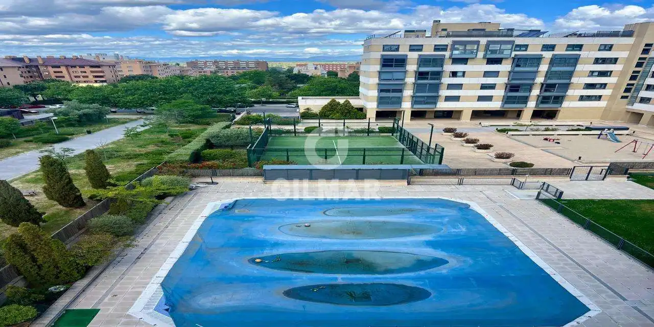 Piscina de Pis en venda en  Madrid Capital amb Calefacció, Jardí privat i Traster