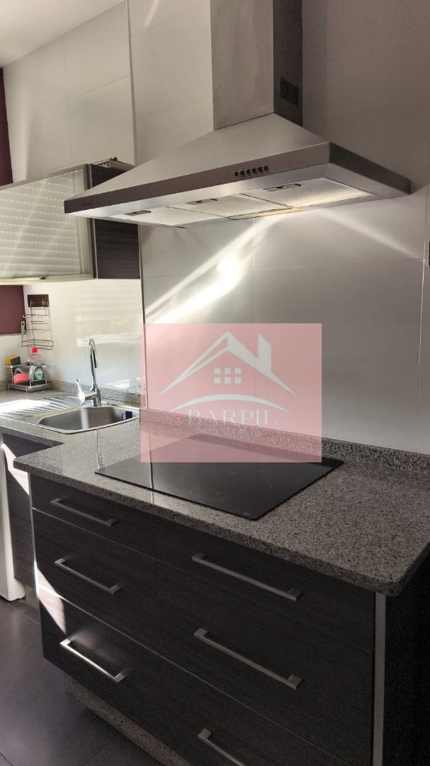 Cuina de Pis de lloguer en Vigo  amb Calefacció, Parquet i Moblat